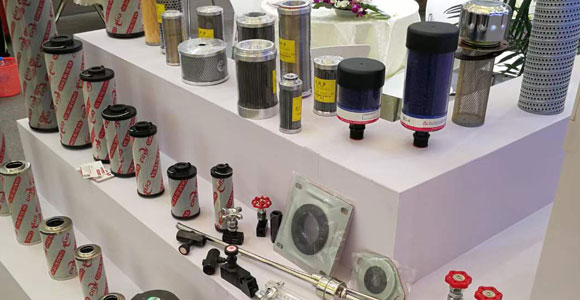 所有的液壓配件都用于液壓系統(tǒng)，也就是說，液壓系統(tǒng)由各種液壓配件組合而成，液壓系統(tǒng)多用于液壓機和工程機械，工程機械不同，液壓系統(tǒng)也不同，液壓系統(tǒng)主要由以下五個液壓部件組合而成，那么，下面跟著朝日液壓一起了解下液壓配件在液壓系統(tǒng)中的組成有哪些吧!